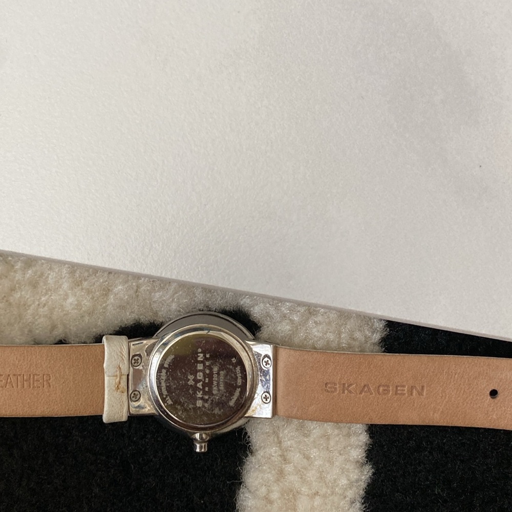 Skagen Watch Women Silver Tone 26mm Pink Bezel White Leather Band - Picture 4 of 4
